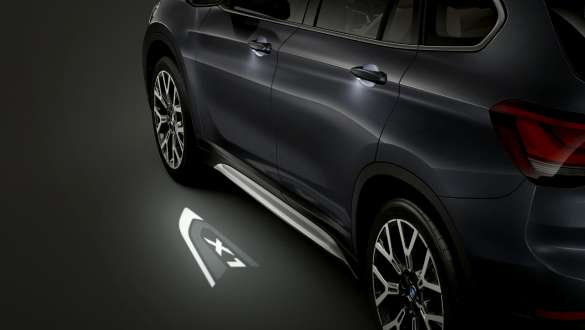 BMW X1, proiezione a LED del logo “X1”. F48 BMW X1, primo piano della proiezione a LED del logo “X1”. F48