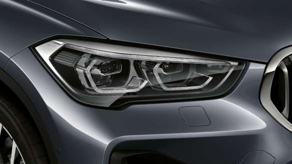 BMW X1, fari a LED adattivi. F48 BMW X1, primo piano dei fari a LED adattivi. F48