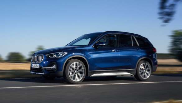 BMW X1 xDrive25e F48 ibrida Plug-in vista laterale a tre quarti in movimento BMW X1 xDrive25e F48 ibrida Plug-in vista laterale a tre quarti in movimento su strada