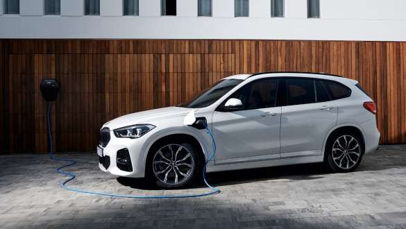 BMW X1 xDrive25e F48 ibrida Plug-in vista laterale a tre quarti ibrida Plug-in BMW X1 xDrive25e F48 ibrida Plug-in vista laterale a tre quarti in ricarica