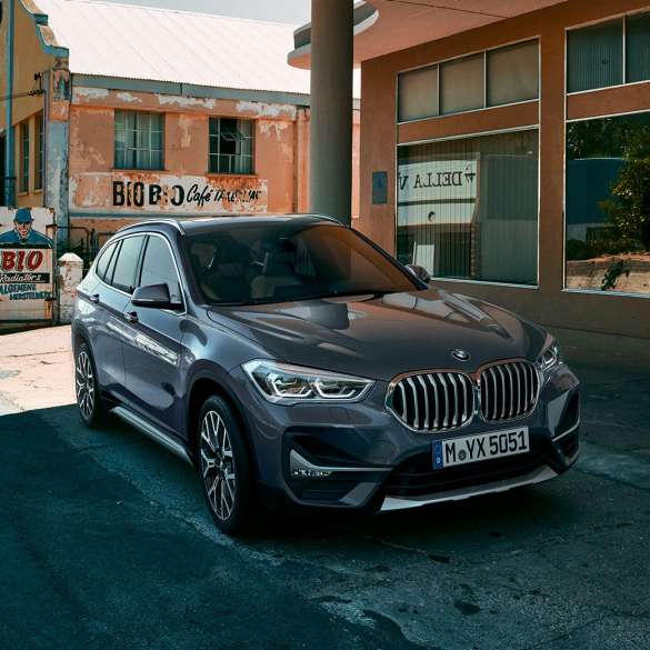 BMW X1, vista anteriore a tre quarti. BMW X1, vista anteriore a tre quarti in ambiente urbano.