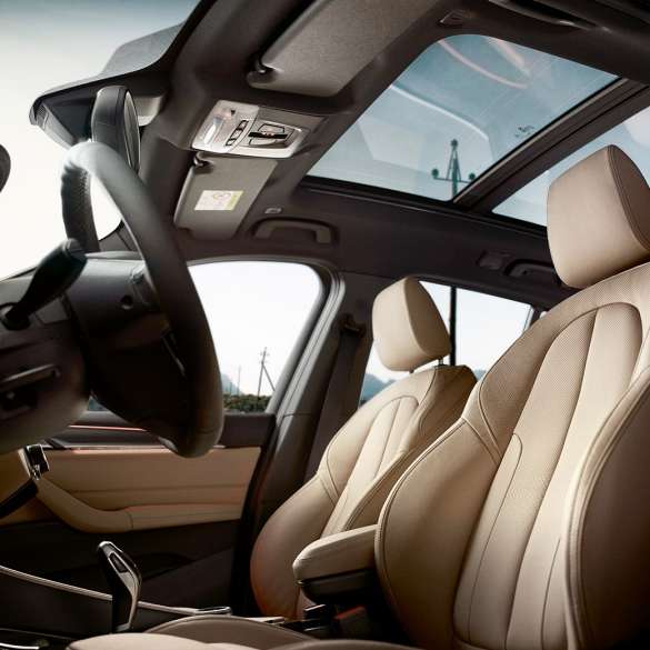Interni della BMW X1, sedili sportivi. Gli interni della BMW X1 con primo piano dei sedili sportivi ergonomici.