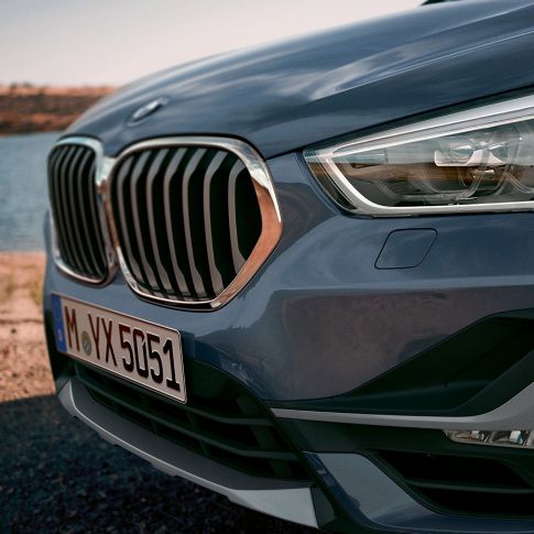 BMW X1, gruppo ottico anteriore a LED. BMW X1, primo piano del gruppo ottico anteriore a LED.