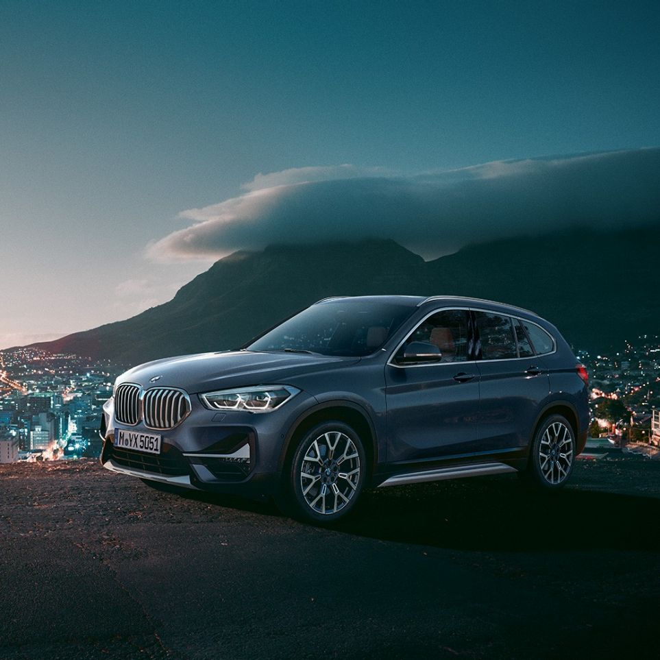 Nuova BMW X1, vista laterale a tre quarti. Nuova BMW X1, vista laterale a tre quarti, ferma in ambiente urbano.