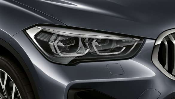 BMW X1 F48 LCI gruppi ottici adattivi a LED BMW X1 F48 LCI Primo piano dei gruppi ottici anteriori adattivi a LED