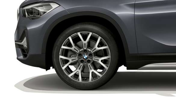 BMW X1 F48 LCI 19” cerchio in lega leggera BMW X1 F48 LCI primo piano del cerchio in lega leggera da 19”.