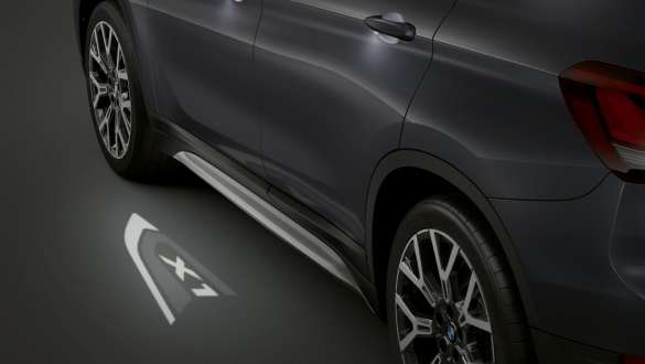 BMW X1 F48 LCI Proiettori a LED “X1”. BMW X1 F48 LCI primo piano della proiezione a LED del logo “X1”.