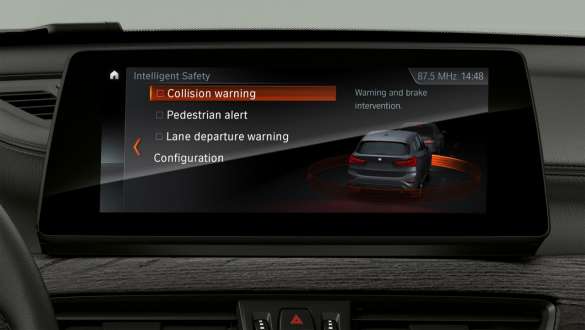 BMW X1 F48 Driving Assistant Plus nel concetto di visualizzazione e gestione. BMW X1 F48 LCI interni con primo piano del Driving Assistant Plus nel concetto di visualizzazione e gestione.