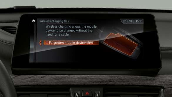 BMW X1 F48 telefonia con Wireless Charging BMW X1 F48 LCI interni con primo piano del Driving Assistant Plus nel concetto di visualizzazione e gestione.