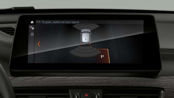 BMW X1 F48 Park Assistant nel concetto di visualizzazione e gestione. BMW X1 F48 LCI interni con primo piano del Driving Assistant Plus nel concetto di visualizzazione e gestione.