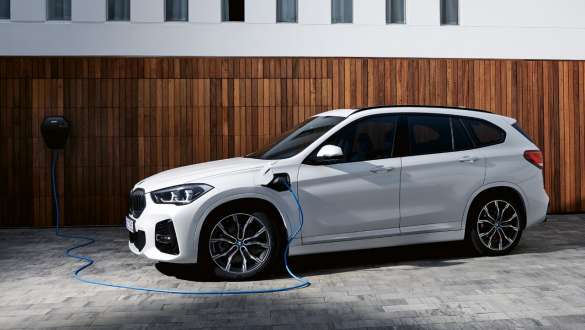 BMW X1 xDrive25e F48 LCI ibrida Plug-in Vista laterale a tre quarti BMW X1 xDrive25e F48 LCI ibrida Plug-in Vista laterale a tre quarti in ricarica