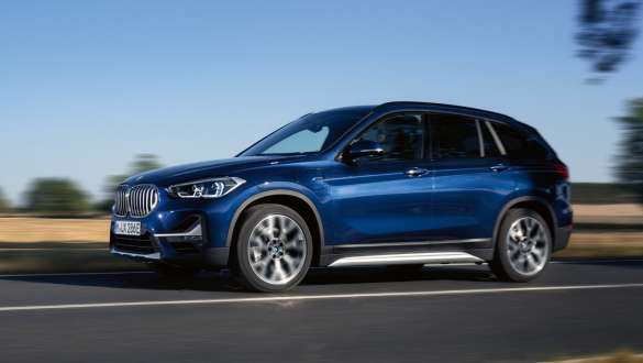 BMW X1 xDrive25e F48 LCI ibrida Plug-in Vista laterale a tre quarti in movimento BMW X1 xDrive25e F48 LCI ibrida Plug-in Vista anteriore a tre Vista laterale a tre quarti della LCI in movimento su strada