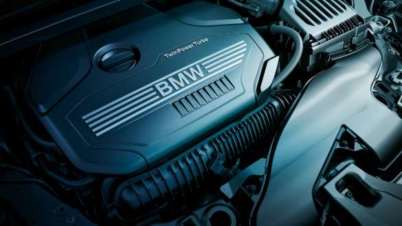 BMW X1 F48 BMW motore benzina BMW TwinPower Turbo a 4 cilindri. BMW X1 F48 LCI Primo piano del motore benzina 4 cilindri BMW TwinPower Turbo