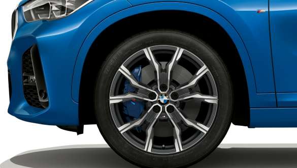 BMW X1 F48 pinza freno a più pistoncini BMW X1 F48 LCI vista laterale con primo piano sul cerchio da 19“ con freno sportivo M
