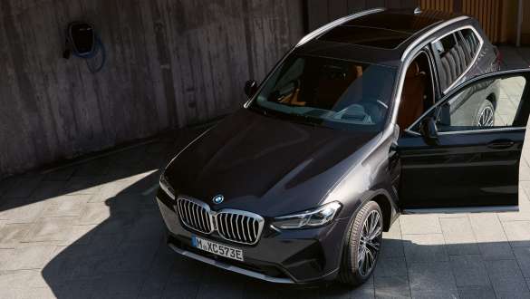 La tecnologia ibrida Plug-in della BMW X3 xDrive30e G01 Sophisto Grey 2021 La tecnologia ibrida Plug-in della BMW X3 xDrive30e G01 Sophisto Grey Vista anteriore a tre quarti 2021
