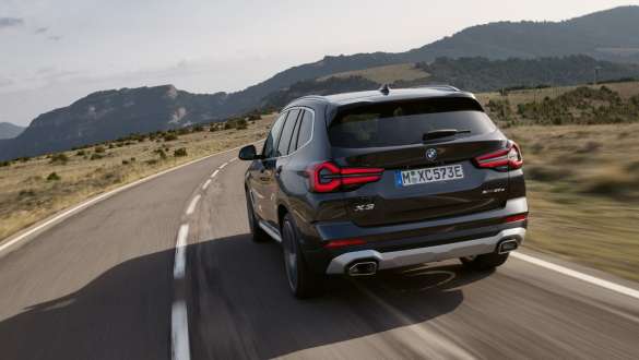 Modalità di propulsione della BMW X3 xDrive30e. BMW X3 xDrive30e G01 ibrida Plug-in Modalità di propulsione Sophisto Grey in movimento 2021
