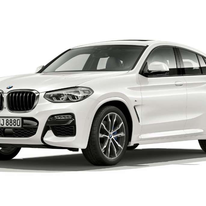 Vista anteriore a tre quarti della BMW X4 versione M Sport G02 BMW X4 xDrive30i Versione M Sport G02 2018 Alpine White Vista anteriore a tre quarti