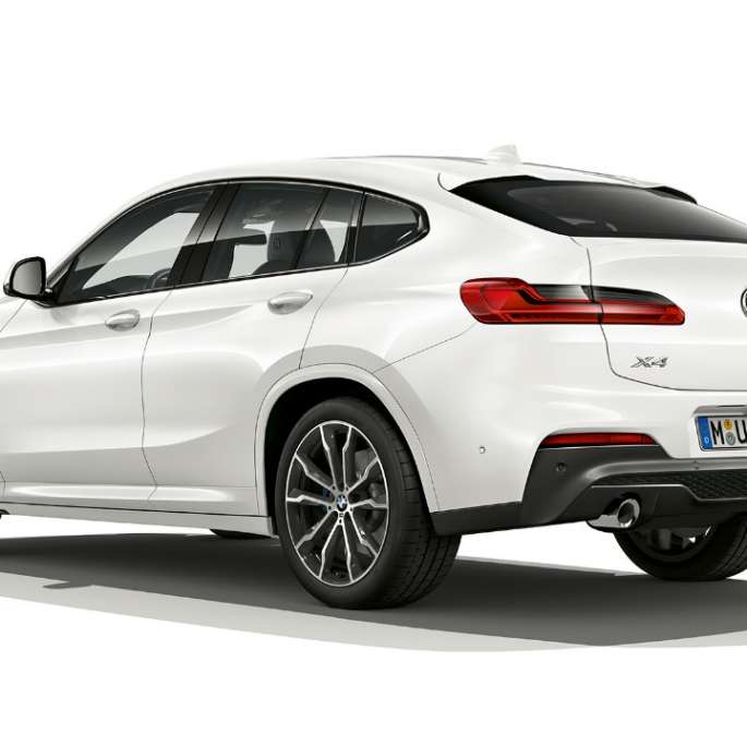 Vista posteriore a tre quarti della BMW X4 versione M Sport G02 BMW X4 xDrive30i Versione M Sport G02 2018 Alpine White vista posteriore a tre quarti