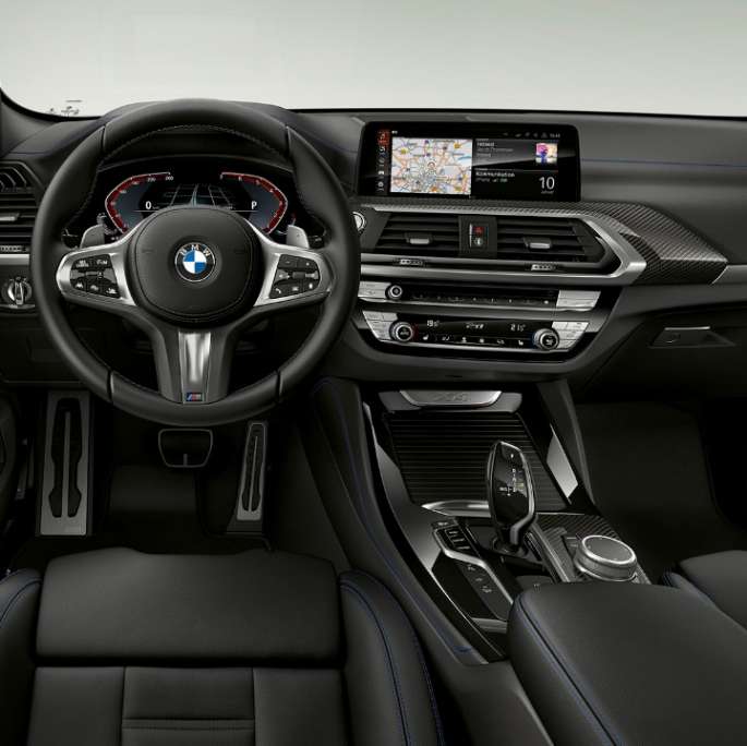 Cockpit della BMW X4 versione M Sport G02 Cockpit della BMW X4 xDrive30i versione M Sport G02 2018 abitacolo