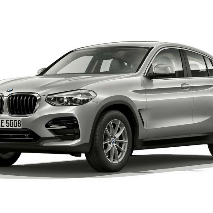 Vista anteriore a tre quarti della BMW X4 Versione Advantage G02 BMW X4 xDrive20d Versione Advantage G02 2018 Glacier Silver Vista anteriore a tre quarti