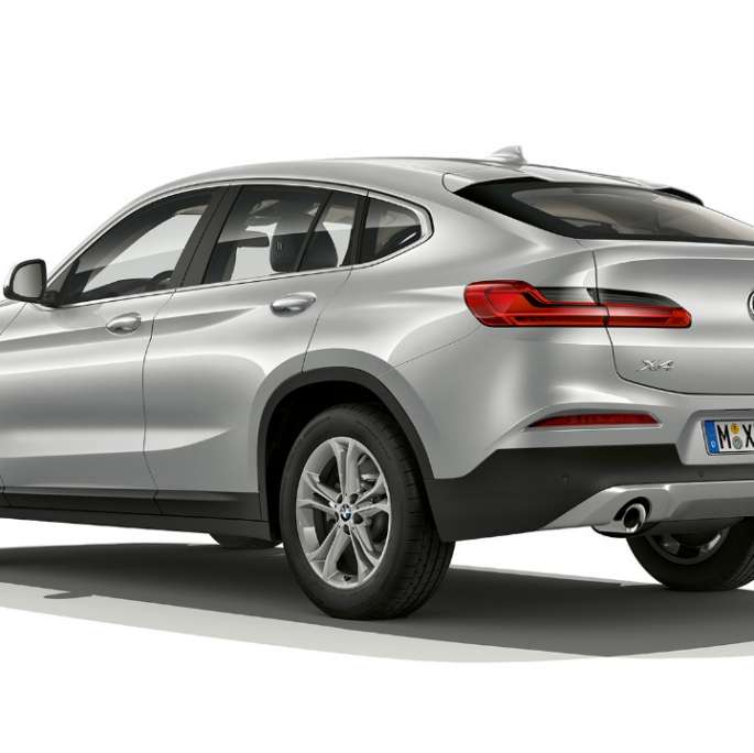 Vista posteriore a tre quarti della BMW X4 Versione Advantage G02 BMW X4 xDrive20d Versione Advantage G02 2018 Glacier Silver Vista posteriore a tre quarti