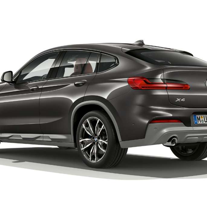 Vista posteriore a tre quarti della BMW X4 versione M Sport X G02 BMW X4 xDrive30i versione M Sport X G02 2018 Sophisto Grey brilliant effect vista posteriore a tre quarti