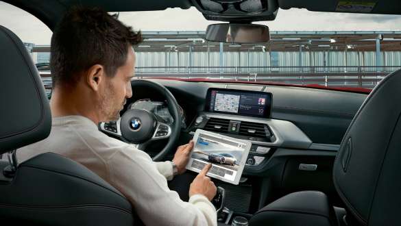 WLAN Hotspot della BMW X4 G02 WLAN Hotspot della BMW X4 G02 2018 Un uomo utilizza il proprio tablet all’interno della BMW