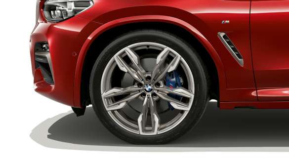 Cerchio e passaruota della BMW X4 G02 Cerchio in lega di alluminio e passaruota della BMW X4 M40i G02 2018 Flamenco Red brilliant effect vista laterale