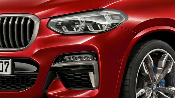 Fari adattivi a LED e prese d’aria della BMW X4 G02 Fari adattivi a LED e prese d’aria della BMW X4 M40i G02 2018 Flamenco Red brilliant effect primo piano del frontale