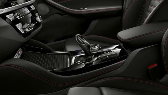 Consolle centrale della BMW X4 G02 Consolle centrale della BMW X4 G02 2018 abitacolo