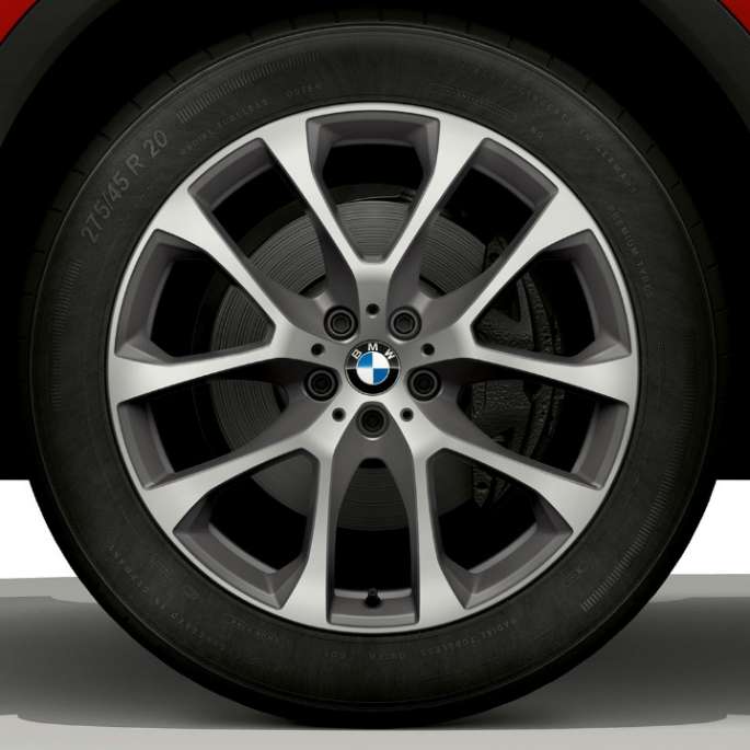 BMW X6 con BMW xLine, cerchio in lega leggera G06. BMW X6 con BMW xLine e primo piano del cerchio in lega leggera G06.