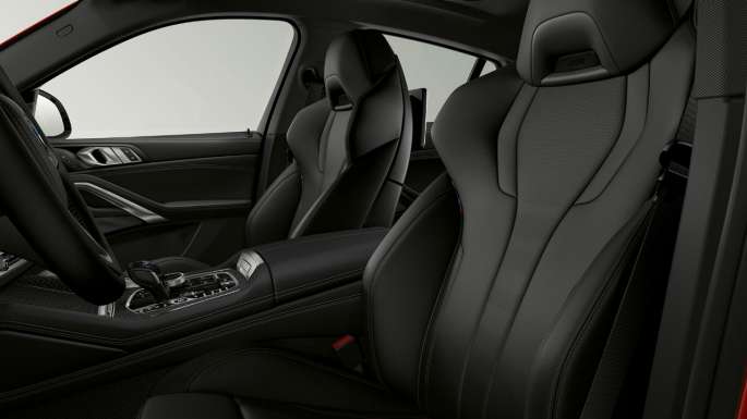BMW X6 con BMW xLine, imbottitura G06. Interni della BMW X6 con BMW xLine e primo piano dell’imbottitura G06.