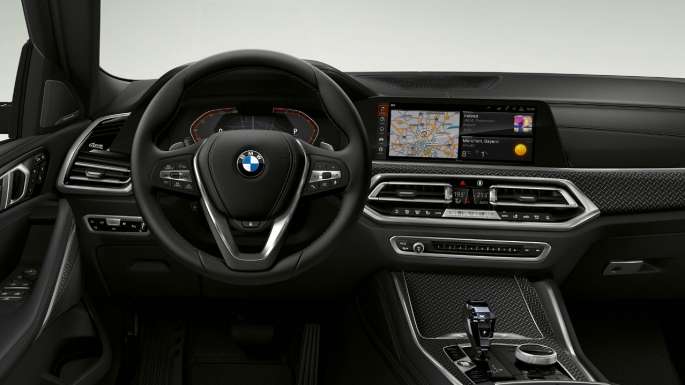 BMW X6 con BMW xLine, cockpit G06. Interni della BMW X6 con BMW xLine e primo piano del cockpit G06.