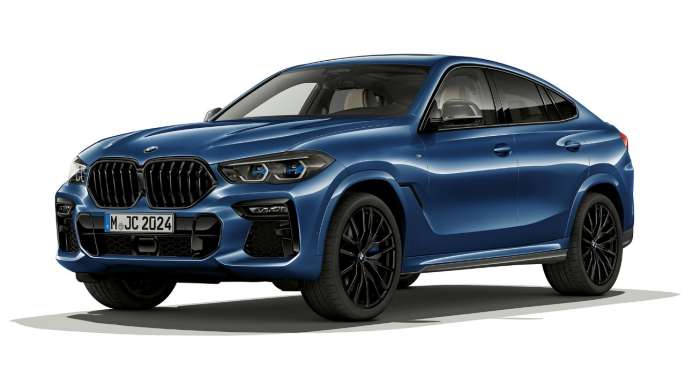 Esterni della BMW X6 con pacchetto sportivo M G06. Vista anteriore a tre quarti della BMW X6 con pacchetto sportivo M G06.