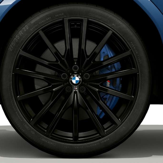 BMW X6 con pacchetto sportivo M, cerchio in lega leggera G06. BMW X6 con pacchetto sportivo M e primo piano del cerchio in lega leggera G06.