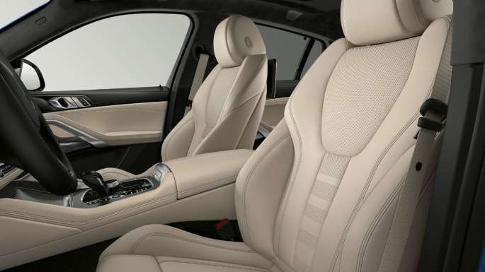 BMW X6 con pacchetto sportivo M, imbottitura G06. Interni della BMW X6 con pacchetto sportivo M e primo piano dell’imbottitura G06.