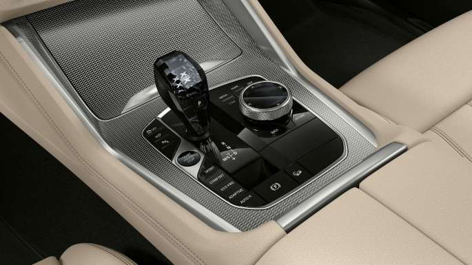 BMW X6 con pacchetto sportivo M, consolle centrale G06. Interni della BMW X6 con pacchetto sportivo M e primo piano della consolle centrale G06.