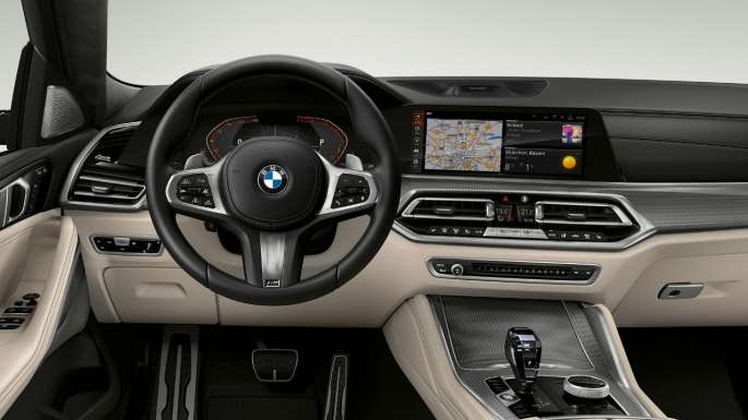 BMW X6 con pacchetto sportivo M, cockpit G06. Interni della BMW X6 con pacchetto sportivo M e primo piano del cockpit G06.