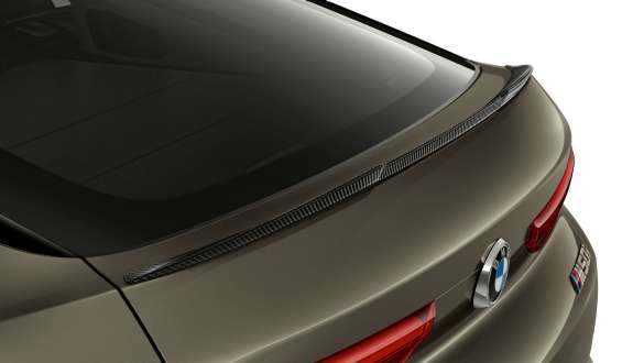 Spoiler posteriore M in carbonio G06. Ripresa della BMW X6 con primo piano dello spoiler posteriore M in carbonio G06.