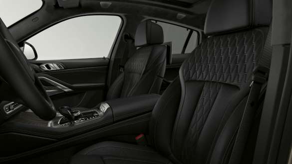 Sedili sportivi della BMW X6 G06. Interni della BMW X6 con primo piano dei sedili sportivi G06.