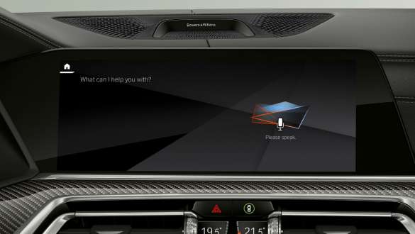 Head Up Display con BMW Intelligent Personal Assistant G06. Cockpit della BMW X6 con primo piano del BMW Intelligent Personal Assistant nell’Head Up Display G06.