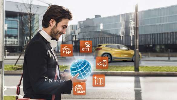 Un uomo tiene in mano il ConnectedPackage Professional. Un uomo tiene in mano il ConnectedPackage Professional.