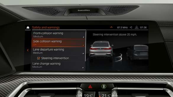 Head Up Display con Driving Assistant Professional G06. Cockpit della BMW X6 con primo piano su Driving Assistant Professional dell’Head Up Display G06.