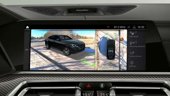 Head Up Display con Parking Assistant Plus G06. Cockpit della BMW X6 con primo piano su Parking Assistant Plus dell’Head Up Display G06.