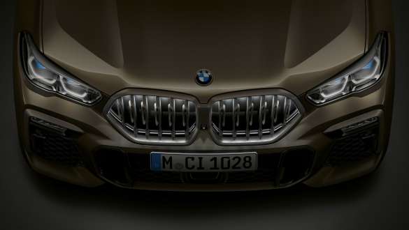 Frontale della BMW X6 G06. Primo piano del frontale della BMW X6 con calandra a doppio rene “Iconic Glow” con prospettiva a volo di uccello G06.