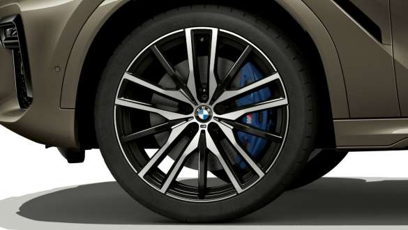 BMW X6 con primo piano del cerchio in lega leggera G06. Esterni della BMW X6 con primo piano del cerchio in lega leggera G06.