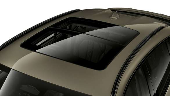 Tetto panoramico in vetro della BMW X6 G06. Primo piano del tetto panoramico in vetro della BMW X6 G06.