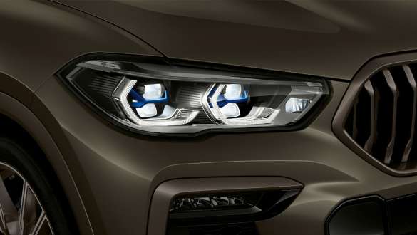 Luce laser BMW G06. Ripresa della BMW X6 con primo piano della luce laser G06.