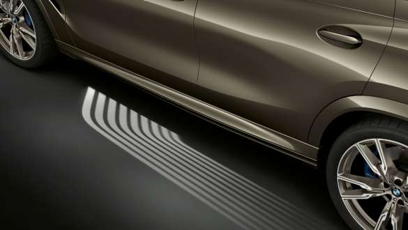 BMW Welcome Light Carpet G06. Vista laterale della BMW X6 con primo piano del Welcome Light Carpet G06.
