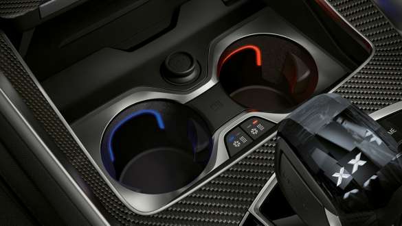 Portabevande a temperatura regolabile G06. Ripresa degli interni della BMW con primo piano del portabevande a temperatura regolabile G06.